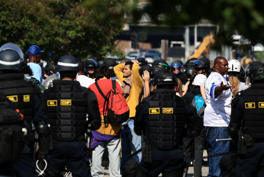 10일(현지시간) 미국 캘리포니아주 로스앤젤레스 도심에서 불법이민자 단속 반대 시위가 계속되는 가운데 법 집행관들이 시위대를 진압하고 있다. [로이터=연합뉴스]